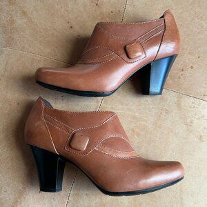 Brown Leather Ankle Booties Soft Classic Heeled Fall Shoes Clarks Bendables, 7